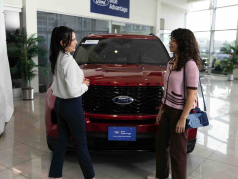 Ford presenta “Blue Advantage Gold Certified” en Puerto Rico Cliente observa un vehículo Ford usado certificado disponible bajo el programa Blue Advantage Gold Certified.