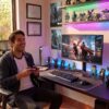 Monitor LG utilizado en un escritorio con teclado, ratón y control para videojuegos.