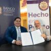Jouse Rivera, presidente del Banco de Desarrollo Econoìmico y Pedro Rosaly, presidente de Hecho en PuertoRico,o muestran acuerdofirmado.