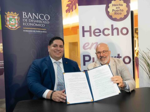 Hecho en Puerto Rico y el Banco de Desarrollo Económico firman alianza para impulsar el crecimiento de empresas locales Jouse Rivera, presidente del Banco de Desarrollo Econoìmico y Pedro Rosaly, presidente de Hecho en PuertoRico,o muestran acuerdofirmado.