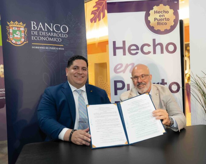 Hecho en Puerto Rico y el Banco de Desarrollo Económico firman alianza para impulsar el crecimiento de empresas locales Jouse Rivera, presidente del Banco de Desarrollo Econoìmico y Pedro Rosaly, presidente de Hecho en PuertoRico,o muestran acuerdofirmado.