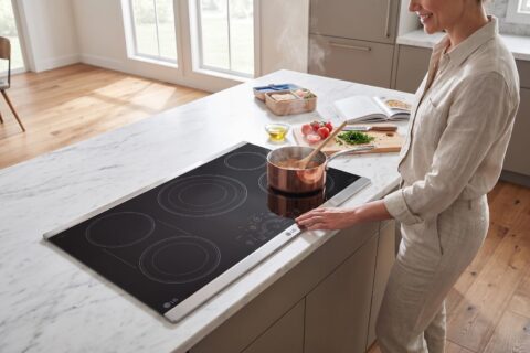 LG amplía en Puerto Rico su oferta de cocinas integradas con electrodomésticos conectados Tope LG instalado en una cocina moderna