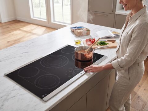 Tope LG instalado en una cocina moderna
