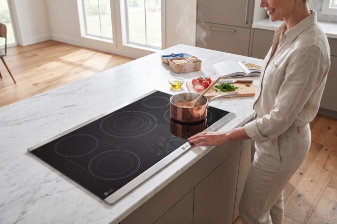 LG amplía en Puerto Rico su oferta de cocinas integradas con electrodomésticos conectados Tope LG instalado en una cocina moderna