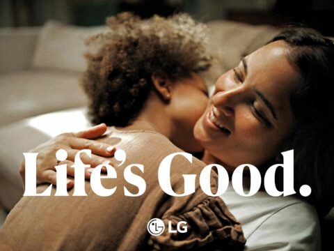 Familia protagonista del video de Life’s Good 2026 durante un momento cotidiano alejado de las responsabilidades.