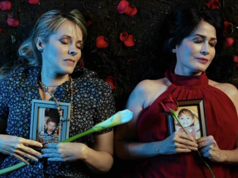 Jacqueline Duprey y Mariana Quiles durante una escena de “Vientres de Tierra”, producción que se presentará en el Teatro UPR.
