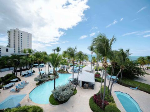 Vista del Marriott Isla Verde Beach Resort en Isla Verde, Carolina, ubicado frente a la playa.