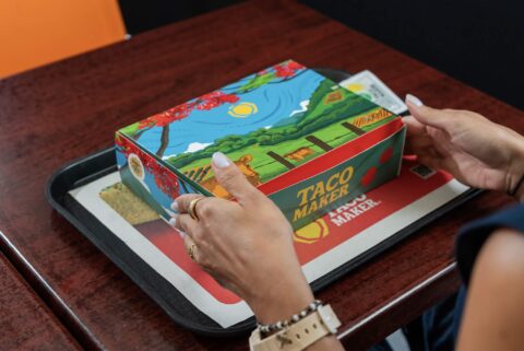 Taco Maker convierte su Munchie Box en una pieza de arte inspirada en Puerto Rico Munchie Box “Frescura de Aquí” de Taco Maker con una ilustración creada por la artista puertorriqueña Laurísima.
