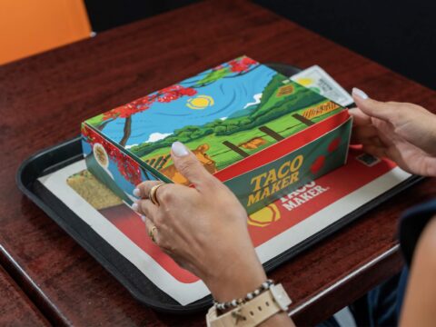 Taco Maker convierte su Munchie Box en una pieza de arte inspirada en Puerto Rico Munchie Box “Frescura de Aquí” de Taco Maker con una ilustración creada por la artista puertorriqueña Laurísima.