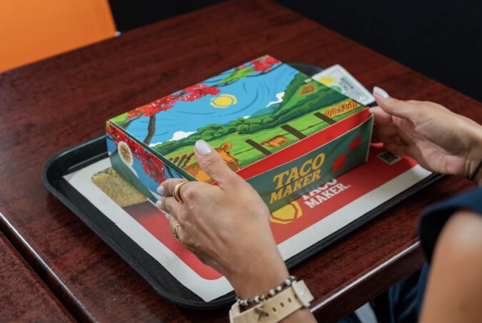 Munchie Box “Frescura de Aquí” de Taco Maker con una ilustración creada por la artista puertorriqueña Laurísima.