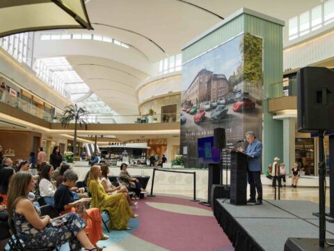 Nueva plataforma de publicidad digital La Grandiosa en el atrio central de The Mall of San Juan en San Juan.