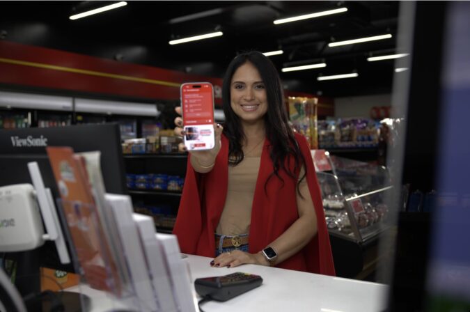 Aplicación Texaco Rewards mostrada en un teléfono móvil para acumular puntos por compras.