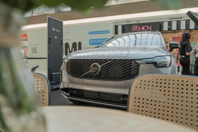 Volvo Puerto Rico presenta “Volvo Talks” para discutir el futuro de la movilidad Imagen general del exhibidor de Volvo en Mall of San Juan.
