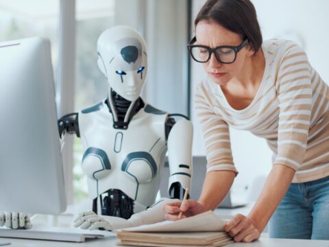Del currículo al algoritmo: la IA cambia cómo las empresas seleccionan candidatos Persona revisando un currículo frente a una computadora durante un proceso de búsqueda de empleo.