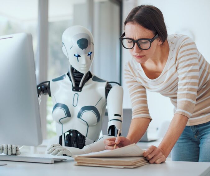 Del currículo al algoritmo: la IA cambia cómo las empresas seleccionan candidatos Persona revisando un currículo frente a una computadora durante un proceso de búsqueda de empleo.