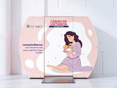 Cabina LACTA con elementos de accesibilidad, conexiones eléctricas y condiciones para apoyar la lactancia.