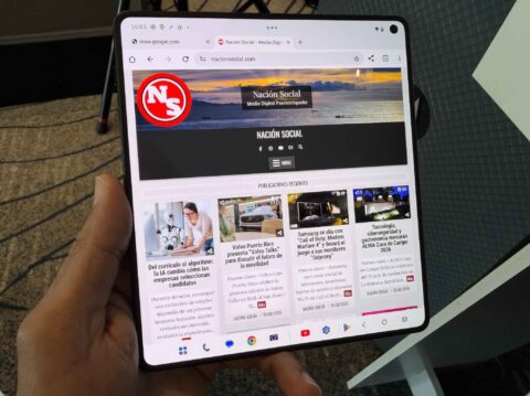 El Motorola Razr Fold ya llega a Puerto Rico: conoce sus especificaciones y precio de lanzamiento Motorola Razr Fold abierto mostrando la pantalla interna.