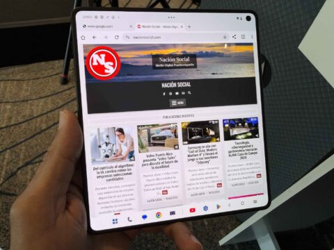 Motorola Razr Fold abierto mostrando la pantalla interna.