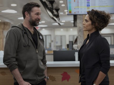 Noah Wyle como el doctor Michael Robby Robinavitch en la tercera temporada de la serie The Pitt de HBO Max.