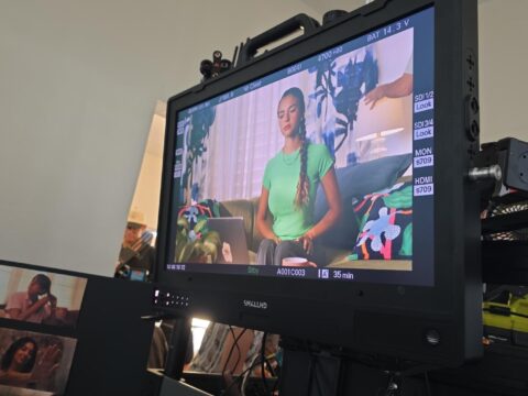 Xtreme Gel apuesta al talento local con la campaña “Cabeza en alto” Escena del proyecto audiovisual de Xtreme Gel que promueve un mensaje de confianza, autenticidad y amor propio.