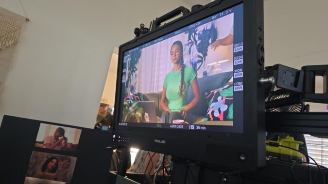 Xtreme Gel apuesta al talento local con la campaña “Cabeza en alto” Escena del proyecto audiovisual de Xtreme Gel que promueve un mensaje de confianza, autenticidad y amor propio.
