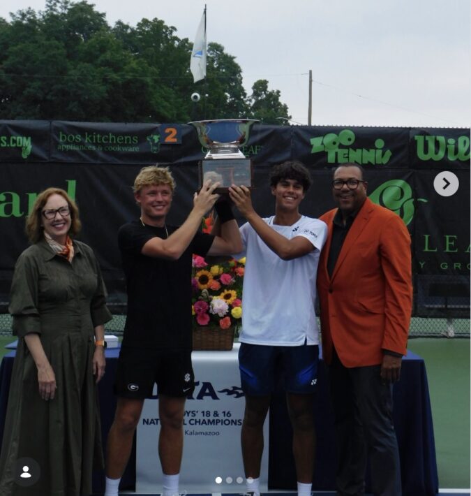 Yannik Álvarez gana en Kalamazoo y asegura su lugar en el US Open 2026 Yannik Álvarez celebra su campeonato de dobles Boys’ 18s