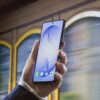 ¿Qué pasa con tus datos cuando utilizas Galaxy AI? Así funciona la protección de Samsung Teléfono Samsung Galaxy mostrando funciones de Galaxy AI y herramientas destinadas al control de privacidad del usuario.
