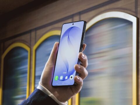 ¿Qué pasa con tus datos cuando utilizas Galaxy AI? Así funciona la protección de Samsung Teléfono Samsung Galaxy mostrando funciones de Galaxy AI y herramientas destinadas al control de privacidad del usuario.
