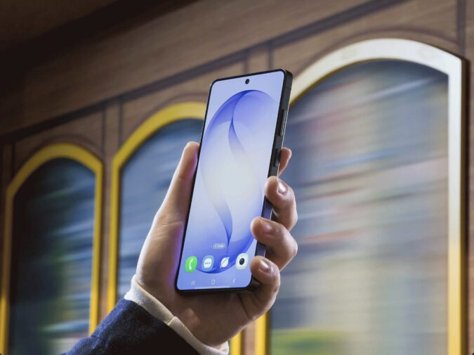 ¿Qué pasa con tus datos cuando utilizas Galaxy AI? Así funciona la protección de Samsung Teléfono Samsung Galaxy mostrando funciones de Galaxy AI y herramientas destinadas al control de privacidad del usuario.