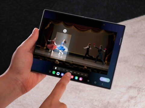 Galaxy Z Fold8 abierto mostrando la pantalla plegable y el formato diseñado por Samsung para consumir contenido.