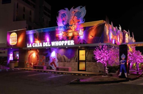 Burger King transforma su restaurante de Isla Verde con Dragon Ball Super (video) Restaurante Burger King de Isla Verde decorado con imágenes y elementos visuales de Dragon Ball Super.