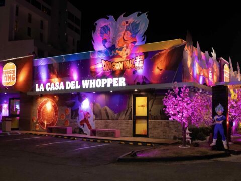 Restaurante Burger King de Isla Verde decorado con imágenes y elementos visuales de Dragon Ball Super.