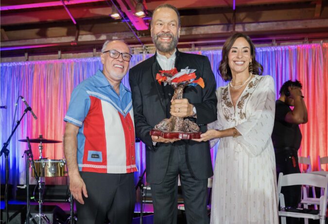 Anthony Ramos, Ángel “Cucco” Peña y Justina Machado, homenajeados con el National Ceiba Award durante la Anthony Ramos, Ángel “Cucco” Peña y Justina Machado, homenajeados con el National Ceiba Award durante la Gala Raíces 2026.Anthony Ramos, Ángel “Cucco” Peña y Justina Machado, homenajeados con el National Ceiba Award durante la Gala Raíces 2026.