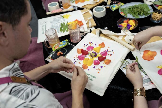 Tataki Zomé llega a Puerto Rico con el taller “Hammering Flowers” Participantes trabajan con flores, textiles y martillos en el taller mensual “Hammering Flowers” en San Juan.