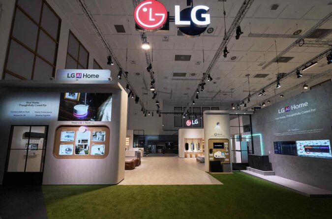 Espacio LG AI Home en Messe Berlin con demostraciones de ThinQ ON y productos domésticos conectados.