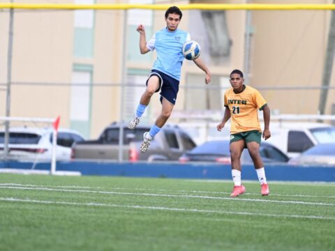 Vaqueros de la UPR Bayamón buscarán su primer campeonato de fútbol LAI Jugadores de los Vaqueros de UPR Bayamón durante un partido del torneo de fútbol de la Liga Atlética Interuniversitaria.
