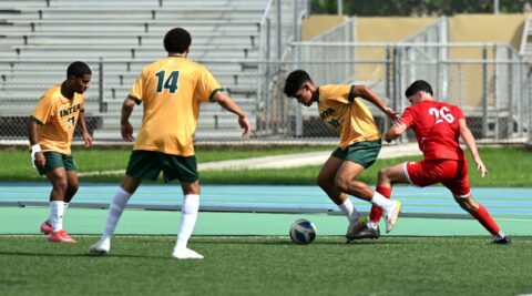 Jugadores de los Tigres de la Universidad Interamericana durante un partido del torneo masculino de fútbol de la LAI.