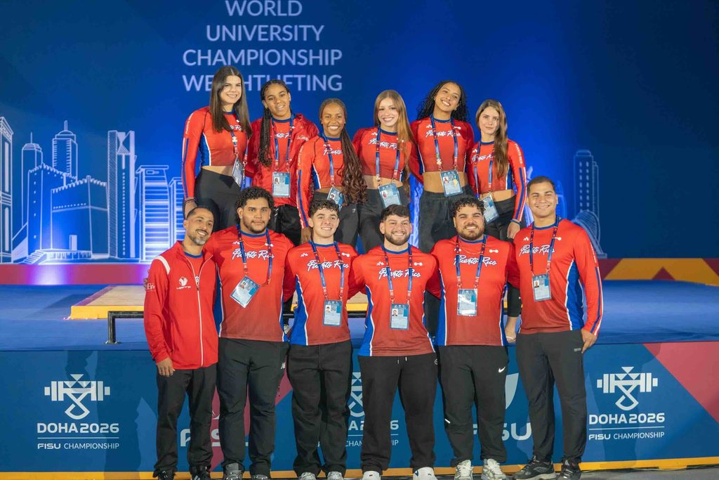 Delegación de Puerto Rico durante el Campeonato Mundial Universitario de Halterofilia celebrado en Doha.