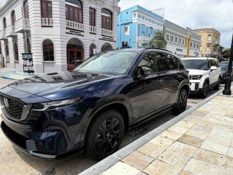 Reseña: La Mazda CX-5 2026 combina elegancia, comodidad y rendimiento Mazda CX-5 2026 estacionada durante el recorrido realizado para la reseña de Nación Social.