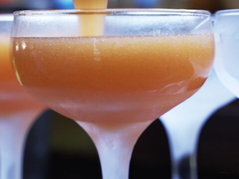 PRoduce presenta “Hora Feliz” con cocteles y tapas de ingredientes locales en Santurce Coctel servido en la barra de PRoduce junto a frutas utilizadas para desarrollar la receta de la semana.