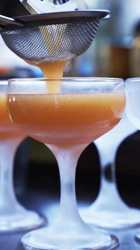 Coctel servido en la barra de PRoduce junto a frutas utilizadas para desarrollar la receta de la semana.