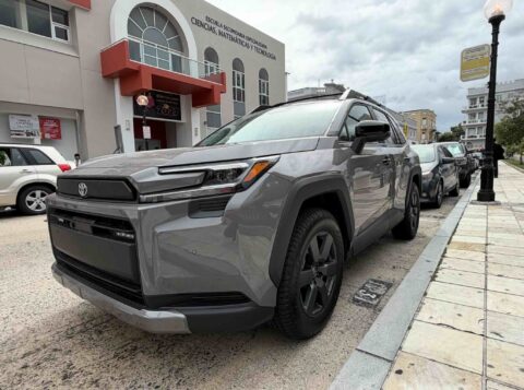 Toyota RAV4 Hybrid Woodland 2026 color Urban Rock durante prueba de manejo en Puerto Rico.