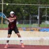 Jugador del equipo masculino de tenis de Sagrado durante un partido de la Liga Atlética Interuniversitaria.