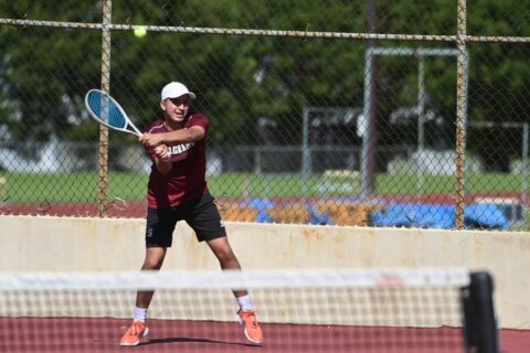 Jugador del equipo masculino de tenis de Sagrado durante un partido de la Liga Atlética Interuniversitaria.