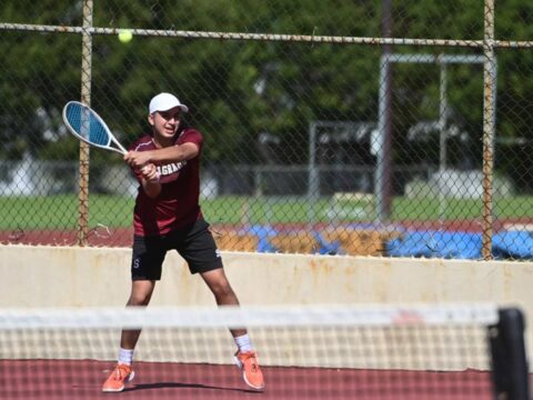 Sagrado inicia la defensa de su título y busca el tricampeonato en el tenis de la LAI Jugador del equipo masculino de tenis de Sagrado durante un partido de la Liga Atlética Interuniversitaria.