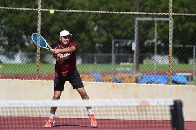 Sagrado inicia la defensa de su título y busca el tricampeonato en el tenis de la LAI Jugador del equipo masculino de tenis de Sagrado durante un partido de la Liga Atlética Interuniversitaria.