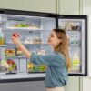 De la cocina al aire acondicionado: así funciona la IA en el hogar conectado de Samsung Refrigerador Samsung Bespoke AI con pantalla interactiva y funciones de inteligencia artificial para gestionar alimentos y el hogar.