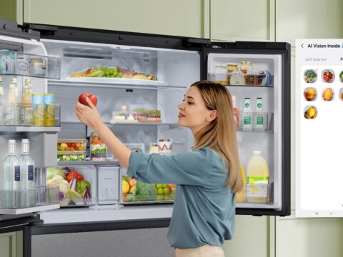 De la cocina al aire acondicionado: así funciona la IA en el hogar conectado de Samsung Refrigerador Samsung Bespoke AI con pantalla interactiva y funciones de inteligencia artificial para gestionar alimentos y el hogar.