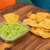 Taco Maker celebra el Día del Guacamole con una oferta 2×1 Porción de guacamole estilo dip acompañada de chips disponible en restaurantes Taco Maker participantes.