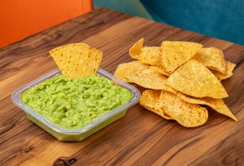 Taco Maker celebra el Día del Guacamole con una oferta 2×1 Porción de guacamole estilo dip acompañada de chips disponible en restaurantes Taco Maker participantes.